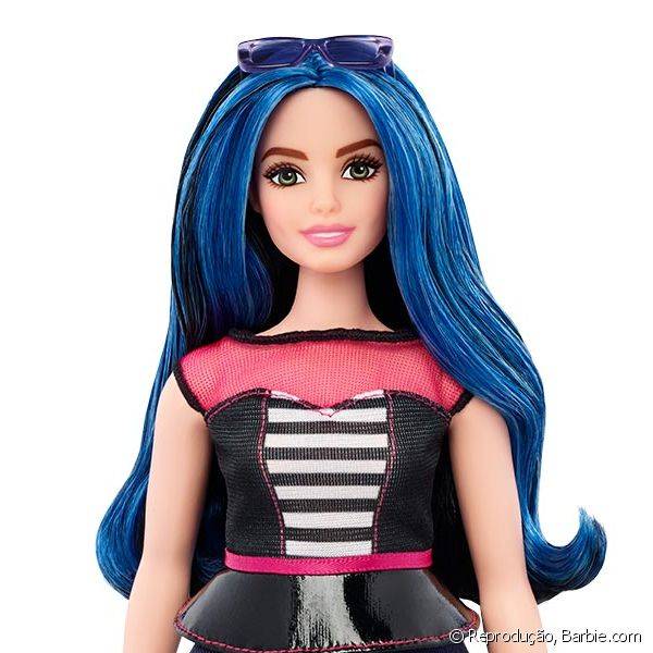 A primeira Barbie a contar com cabelo azul apostou num batom rosinha e blush da mesma cor